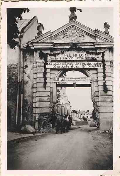 Zhovkva-greetings_gate_1941.jpg