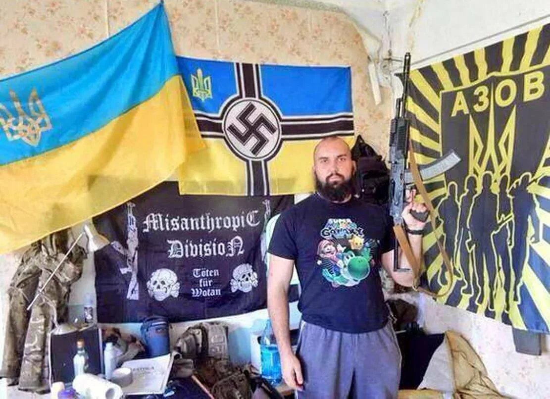 Neo-Nazi Bandera posiert mit faschistischem Hakenkreuz
